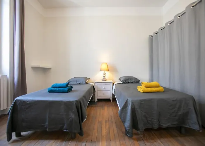 Maison En Plein Centre Avec Piscine Garage Et Clim *